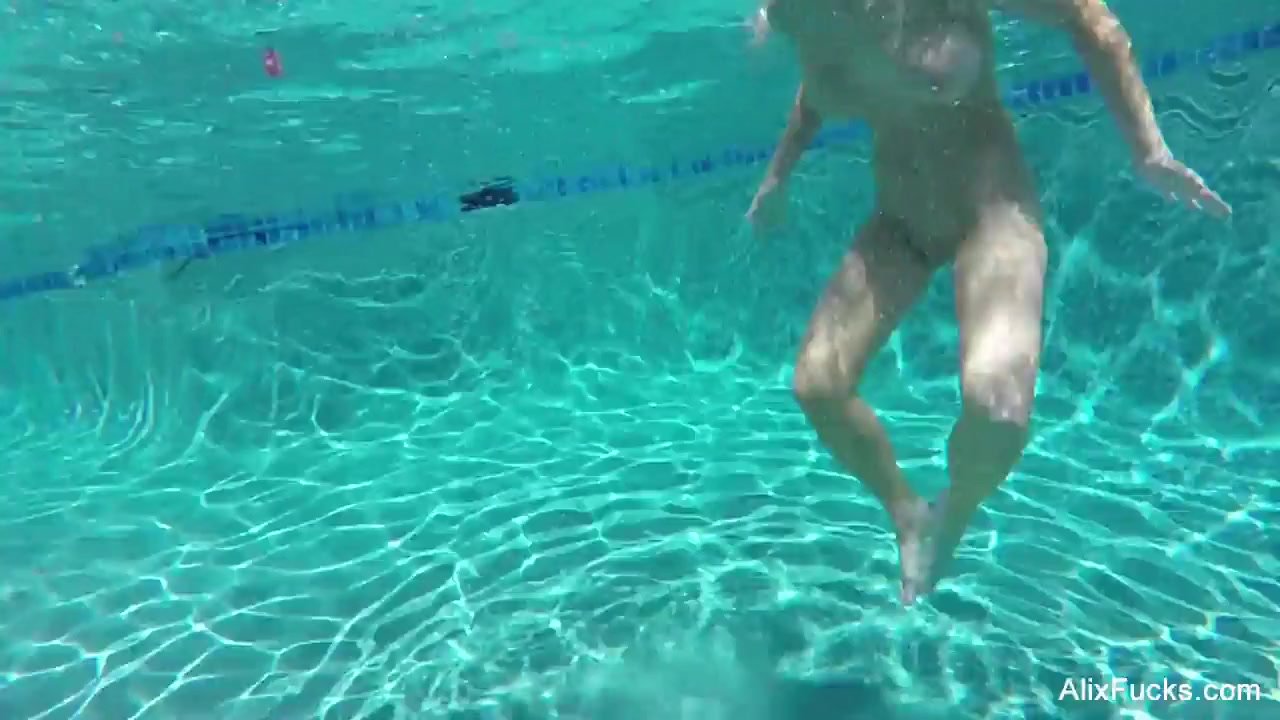 Busty blondes Alix & Cherie go skinny